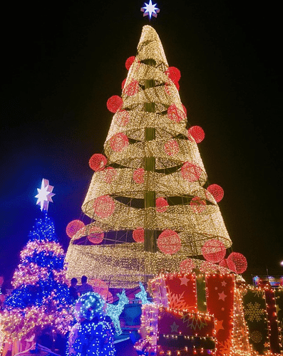 cây thông khổng lồ tại Aeon Mall Tân Phú Celadon