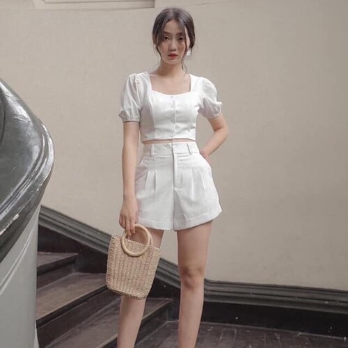 Áo phông trắng croptop cùng quần short